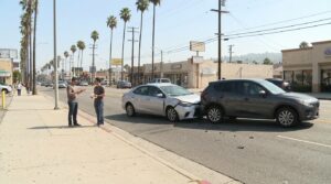 Accidente con conductor sin seguro en Los Ángeles y vehículos involucrados en una colisión